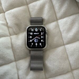 Apple Watch with Silver Milanese Band SE 40mm Aluminum Case GPS LTE